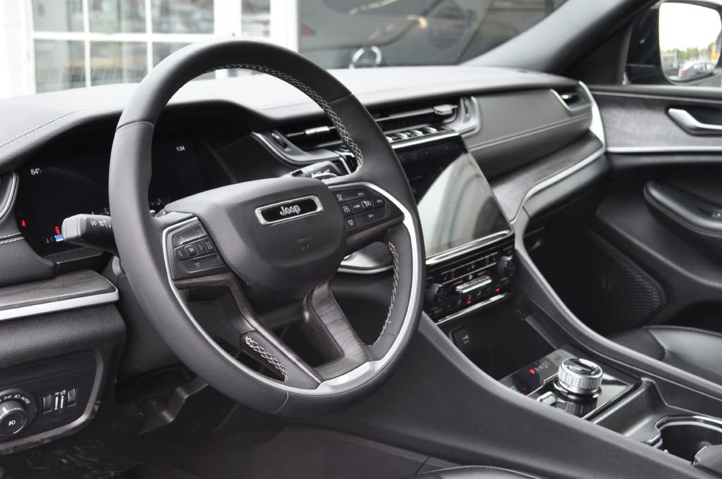 Used 2024 Jeep Grand Cherokee Limited image 8