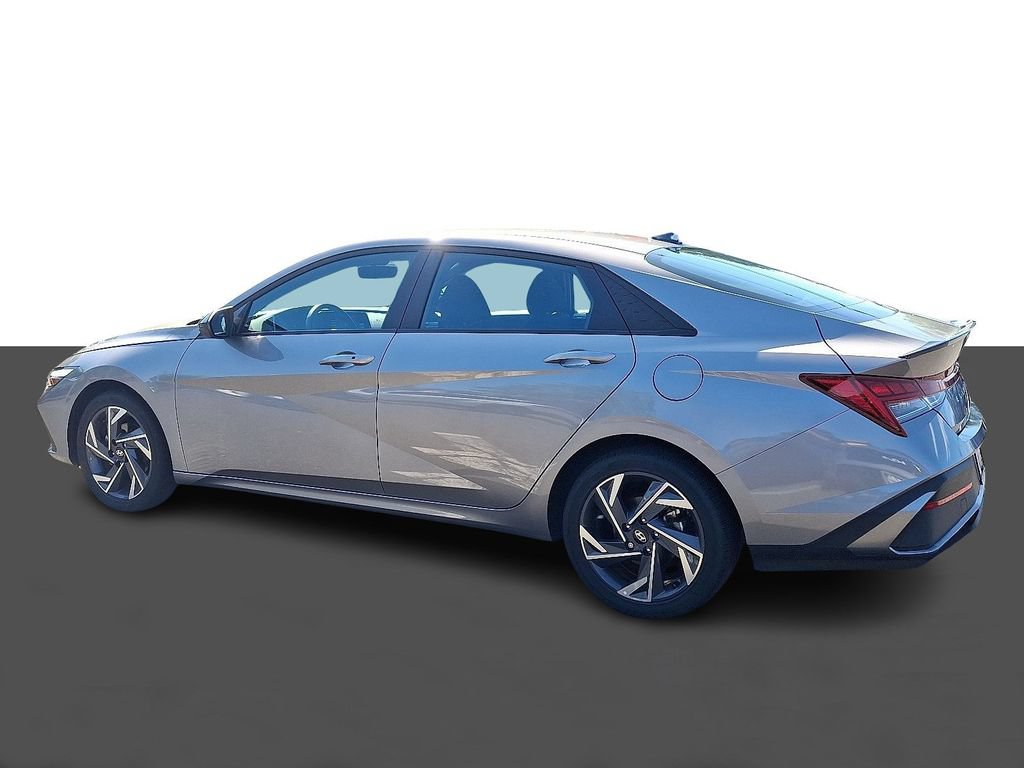 Used 2025 Hyundai Elantra SEL w/ Cargo Package FWD image 5