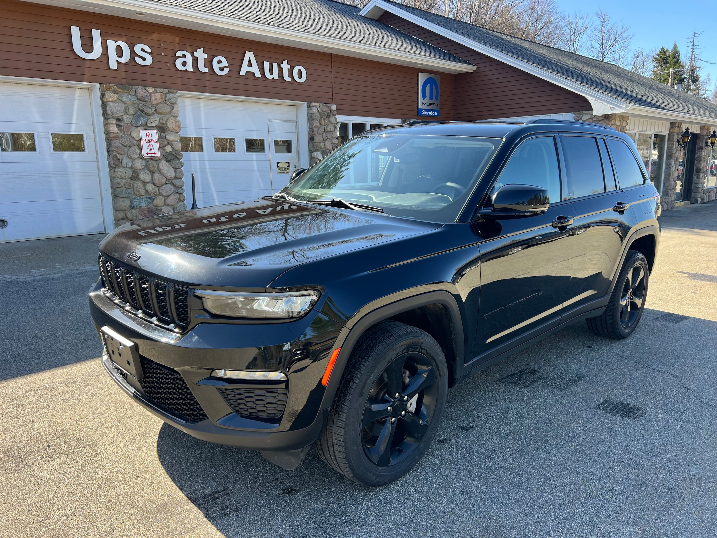 Used 2023 Jeep Grand Cherokee Limited w/ Black Appearance Package AWD/4WD image 1