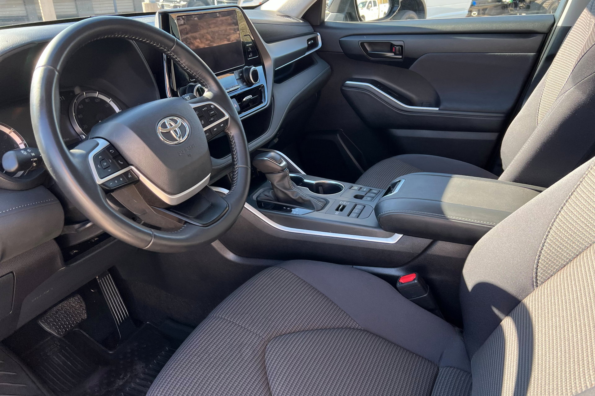 Used 2024 Toyota Highlander LE image 16