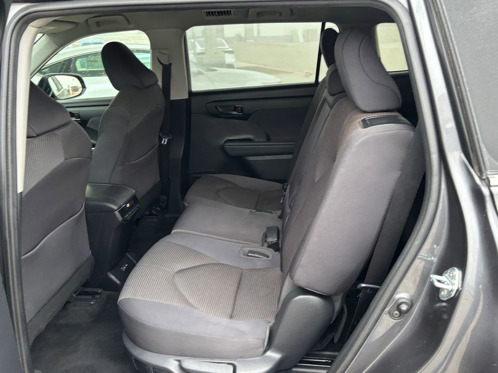 Used 2022 Toyota Highlander LE image 25