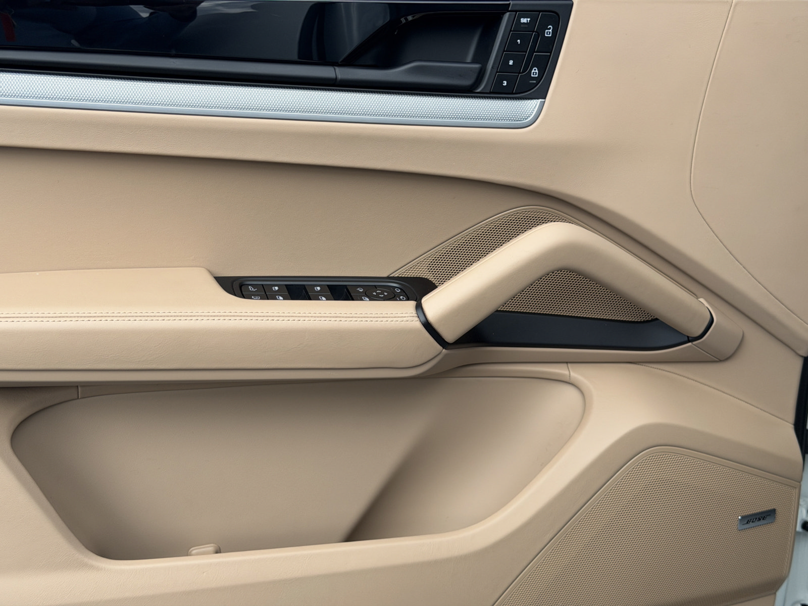 Certified 2025 Porsche Cayenne E-Hybrid Coupe AWD/4WD image 21