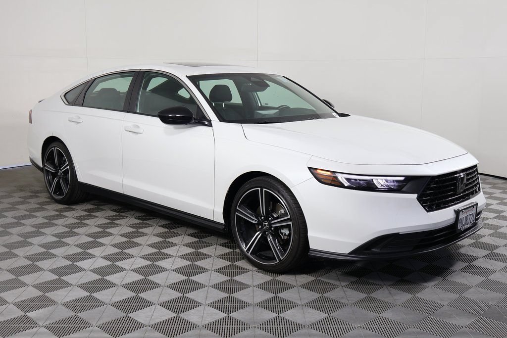 Used 2025 Honda Accord Sport image 2