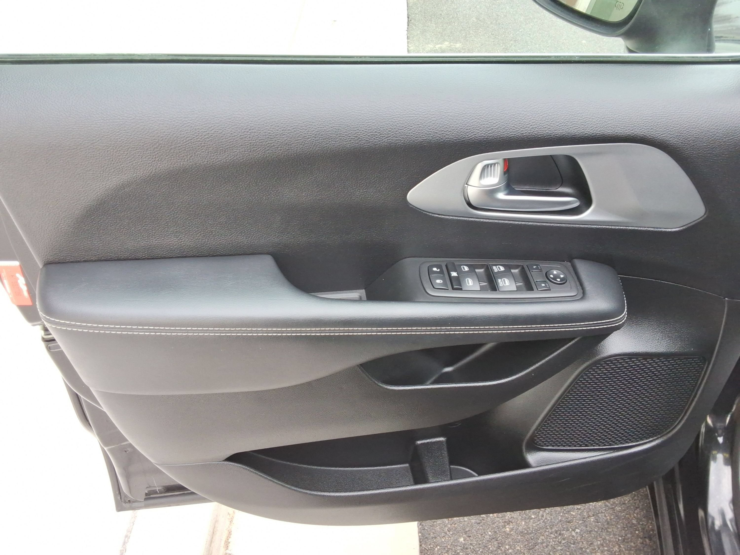 Used 2023 Chrysler Pacifica Touring FWD image 21