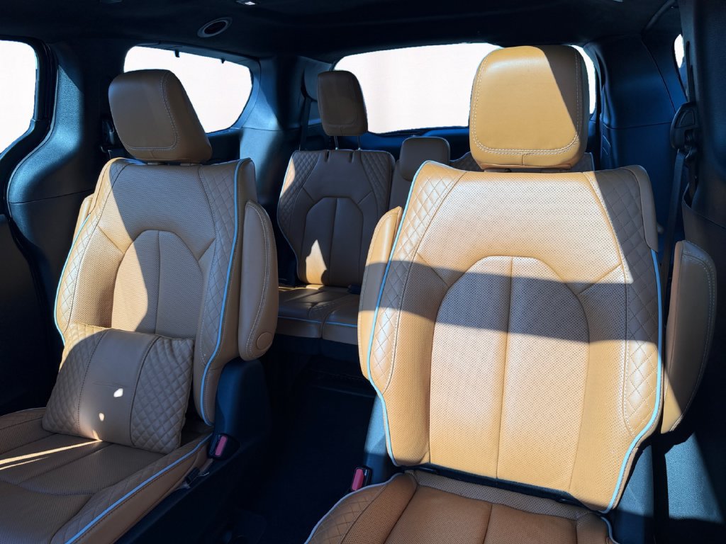 Used 2023 Chrysler Pacifica Pinnacle FWD image 13