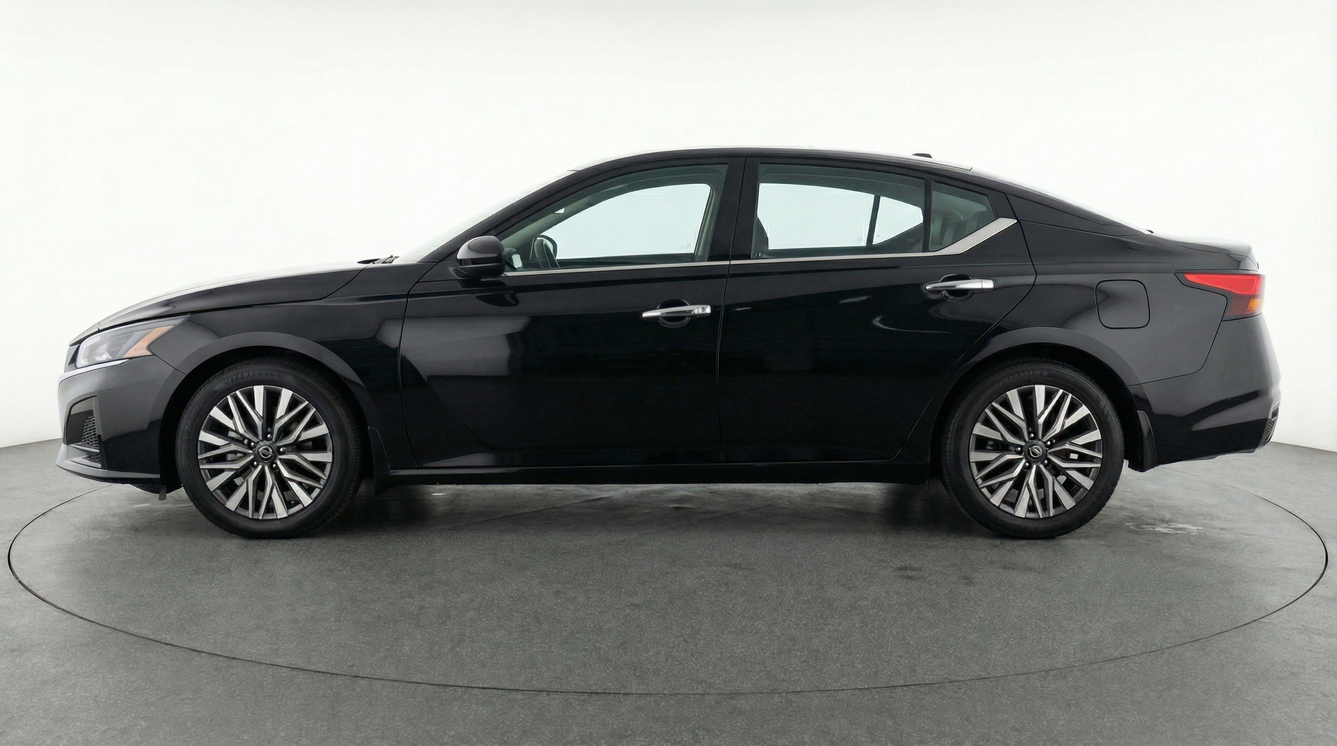 Used 2025 Nissan Altima 2.5 SV image 5