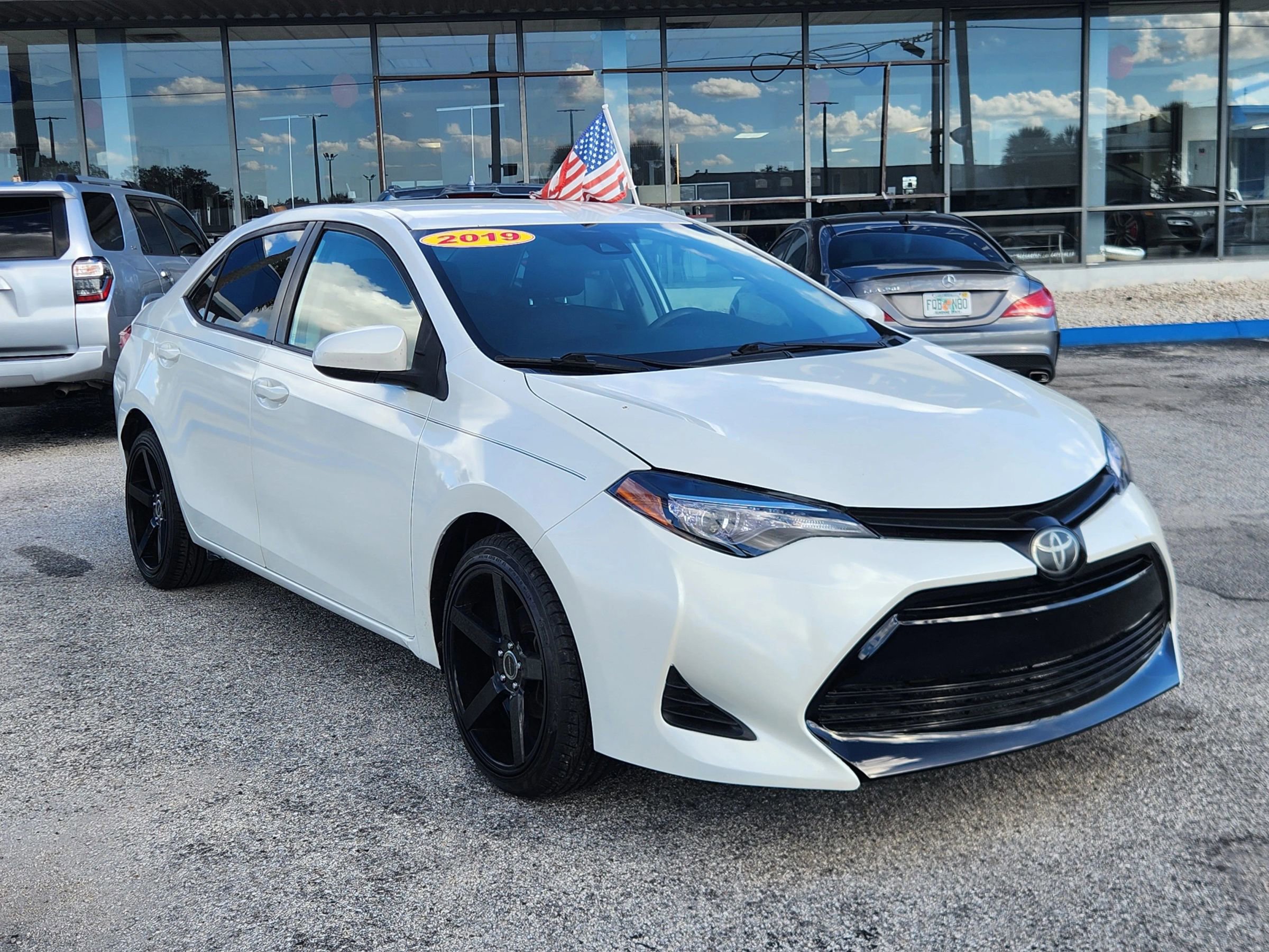 Used 2019 Toyota Corolla LE FWD image 2