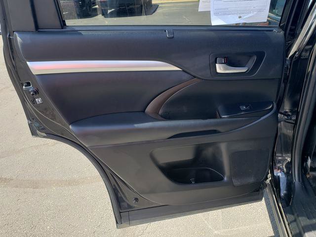 Used 2019 Toyota Highlander XLE AWD/4WD image 15