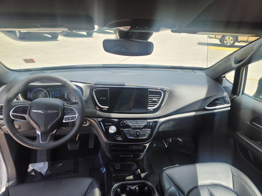 Used 2025 Chrysler Pacifica Select FWD image 18