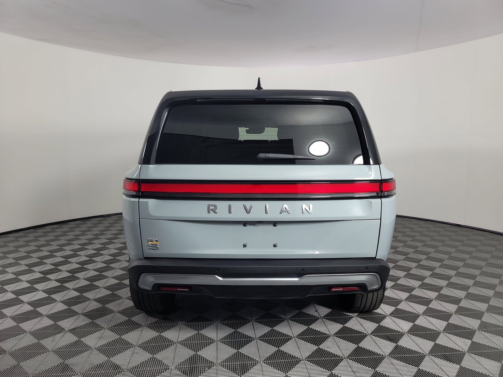 Used 2024 Rivian R1S Adventure AWD/4WD image 4