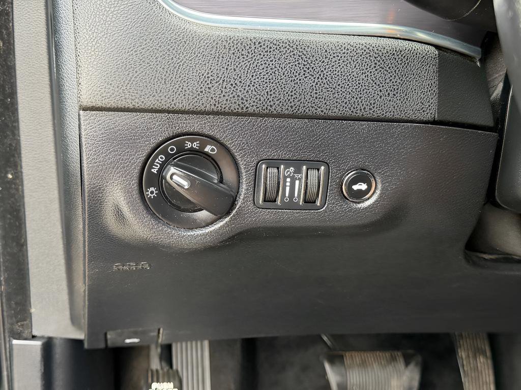 Used 2015 Dodge Charger SE RWD image 40