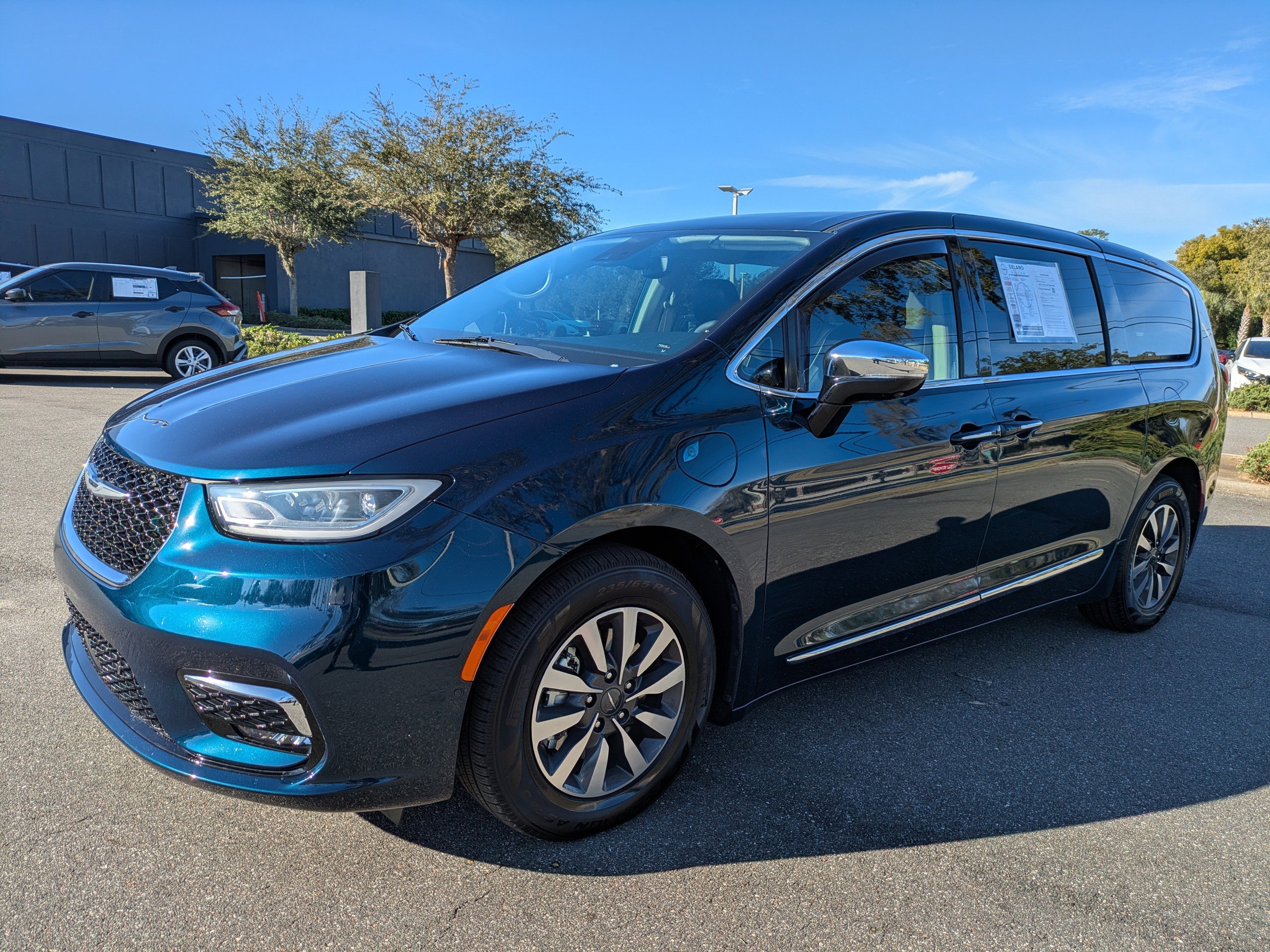 Used 2023 Chrysler Pacifica Limited image 8