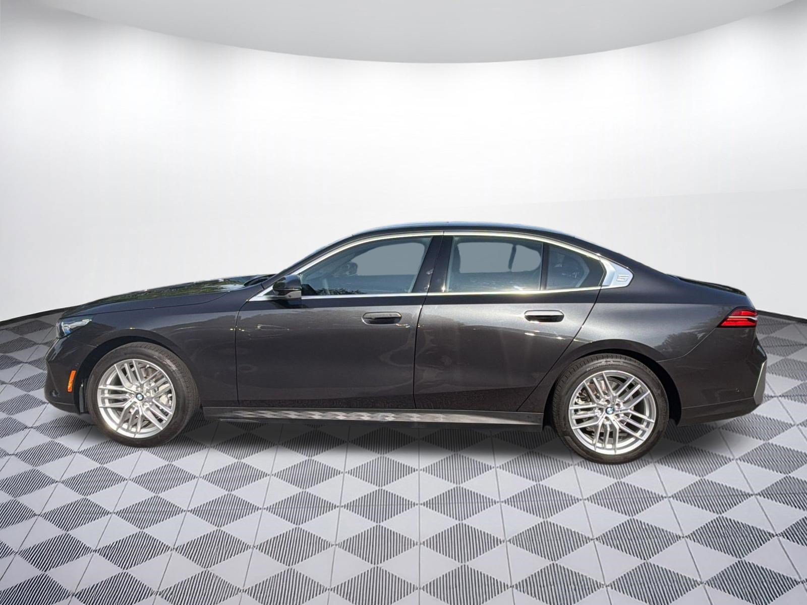 Used 2025 BMW 530i xDrive AWD/4WD image 2