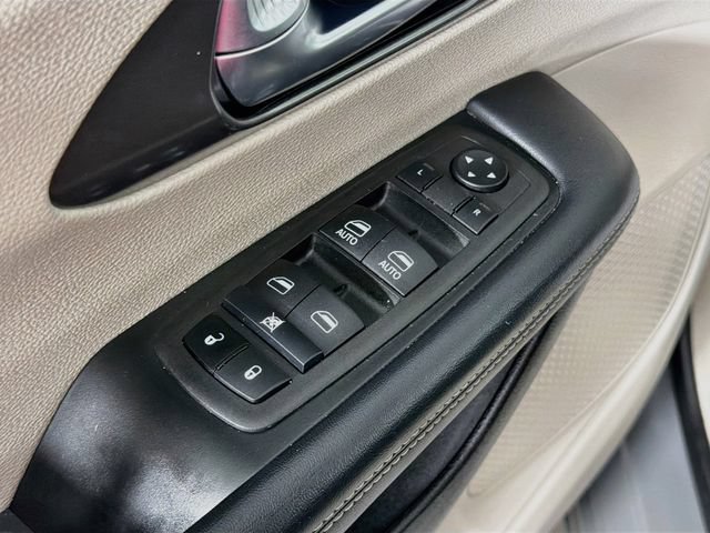 Used 2023 Chrysler Pacifica Touring-L FWD image 17