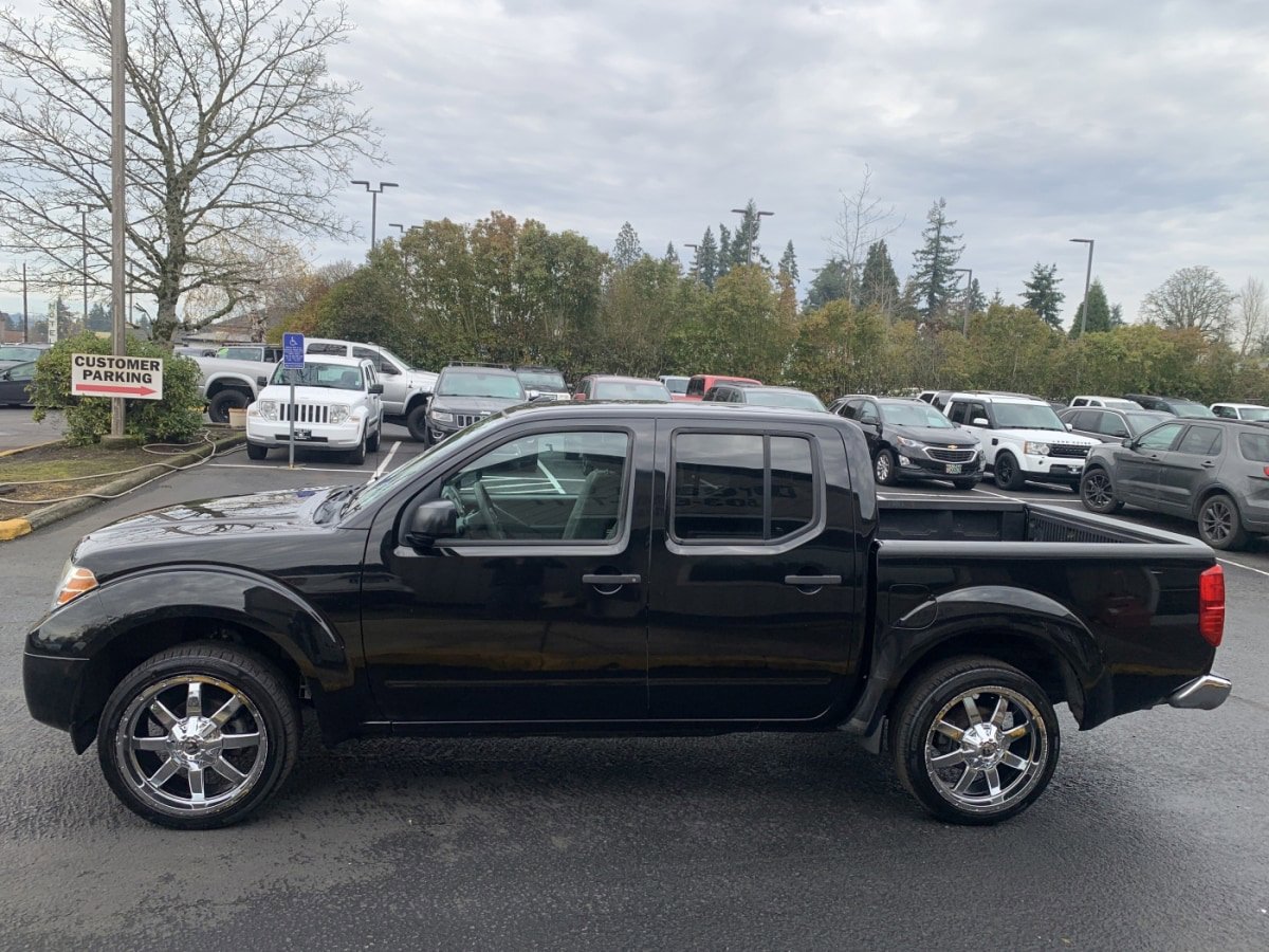 Used 2016 Nissan Frontier SV image 1