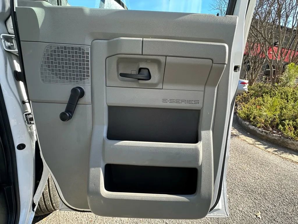 Used 2016 Ford E-350 and Econoline 350 Super Duty image 22