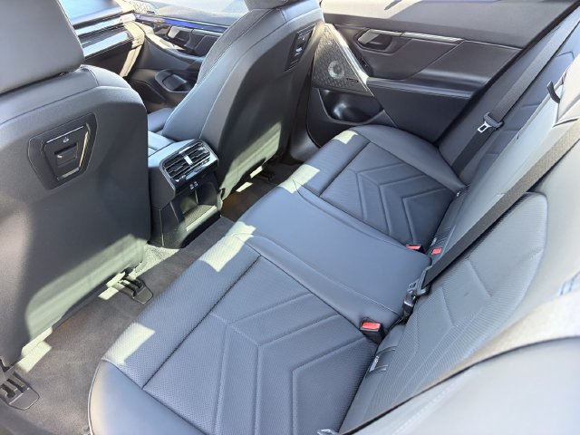 Used 2026 BMW 550e xDrive w/ Executive Package AWD/4WD image 24