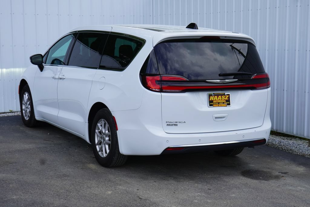 Used 2025 Chrysler Pacifica Select FWD image 4