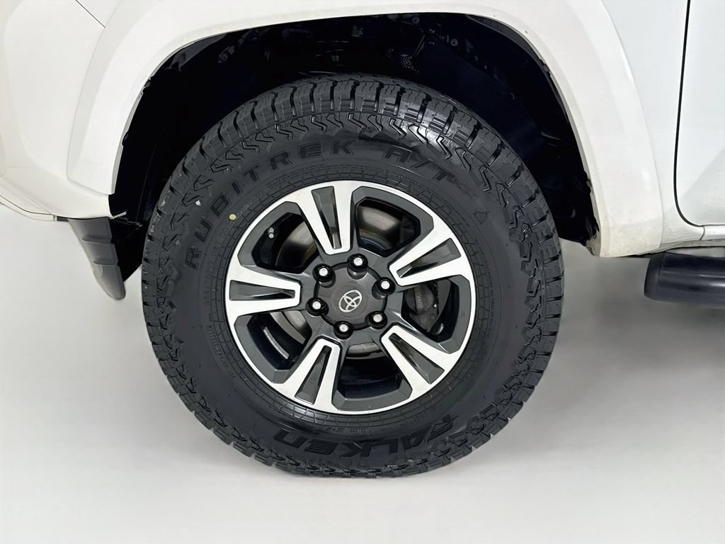 Used 2017 Toyota Tacoma TRD Sport AWD/4WD image 32