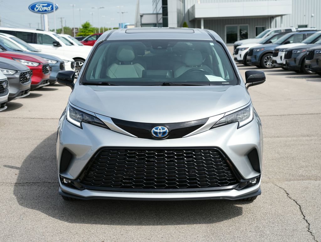 Used 2021 Toyota Sienna XSE FWD image 2
