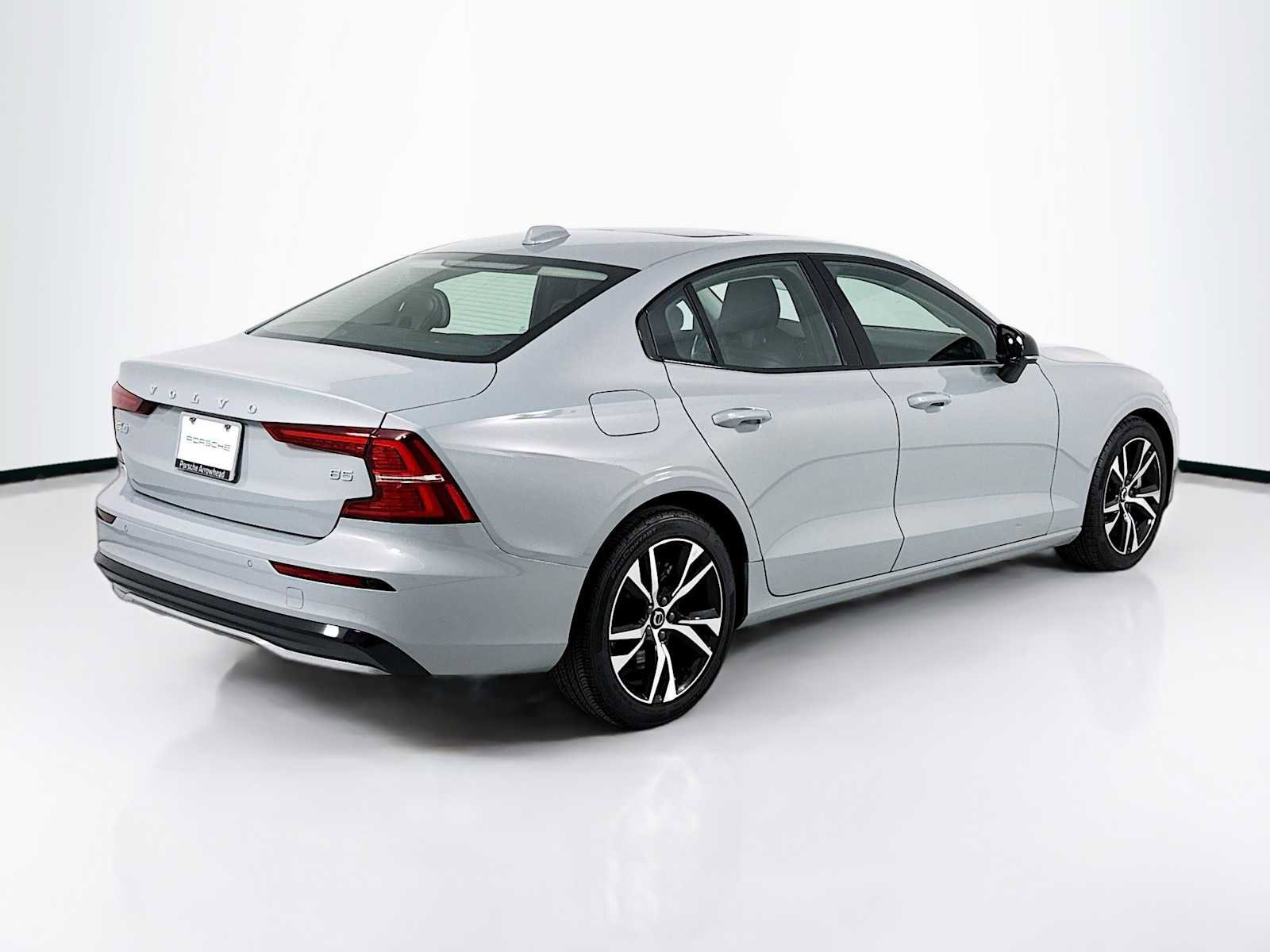 Used 2025 Volvo S60 B5 Core image 9