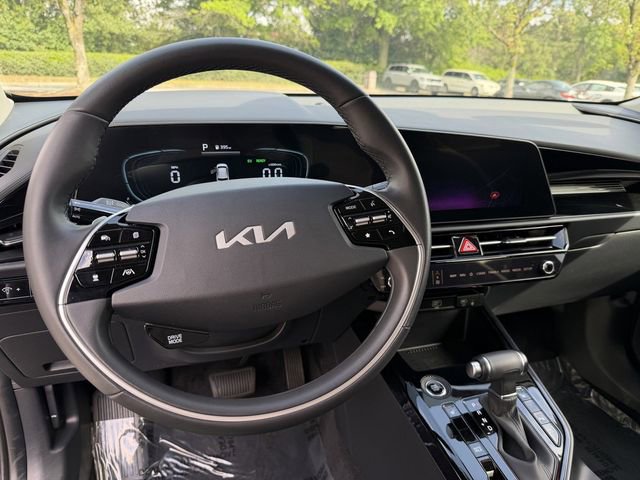 Used 2025 Kia Niro EX FWD image 13