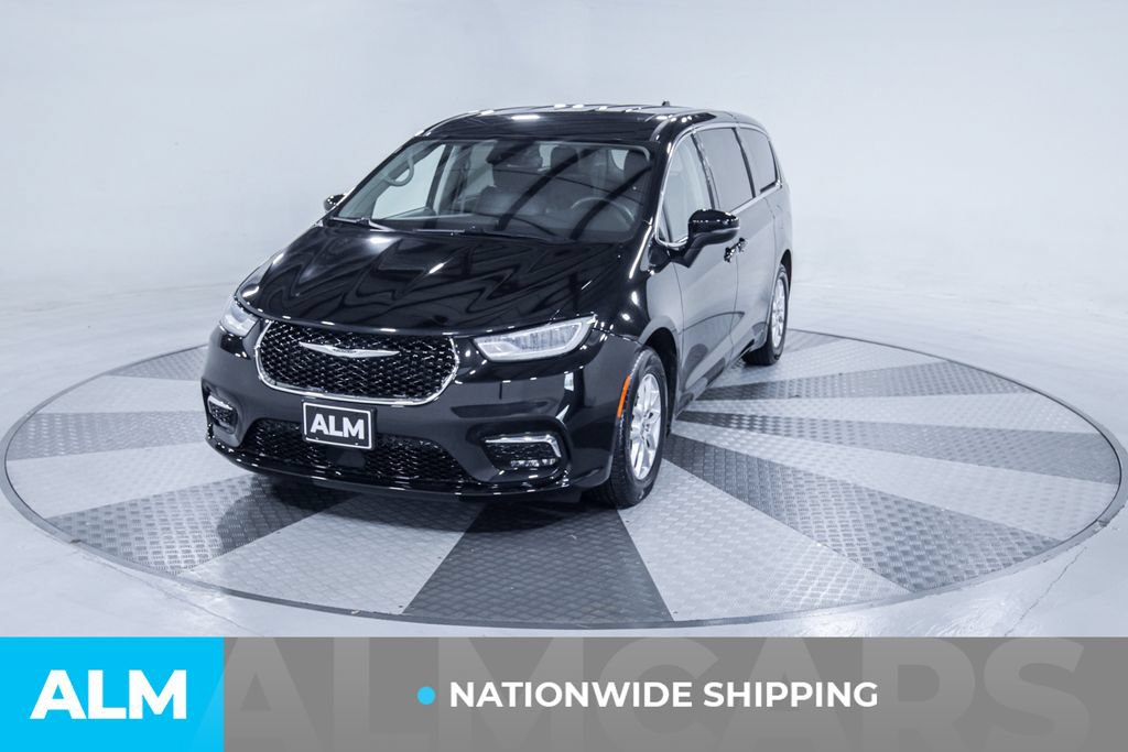 Used 2023 Chrysler Pacifica Touring-L FWD image 2