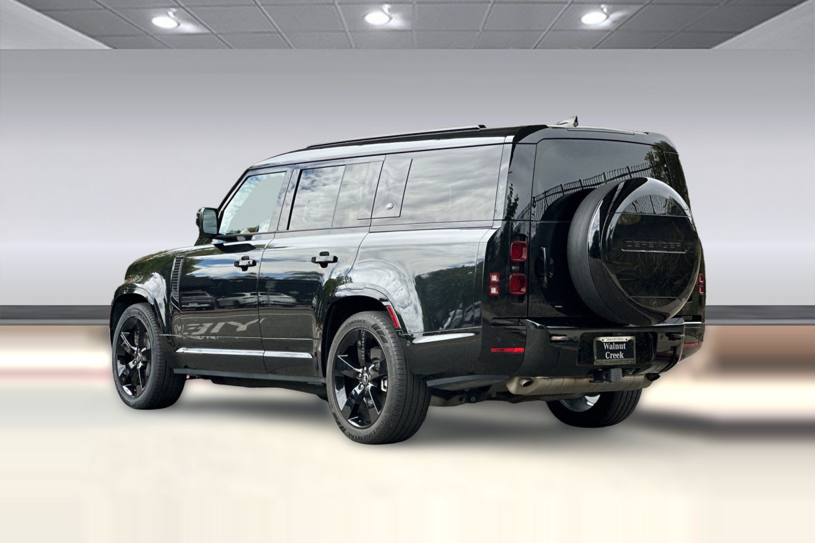 Used 2023 Land Rover Defender 130 X-Dynamic SE AWD/4WD image 3