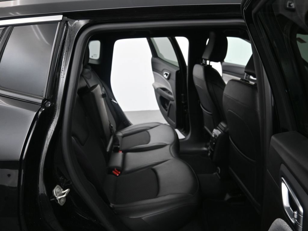 Used 2025 Jeep Compass Latitude image 12