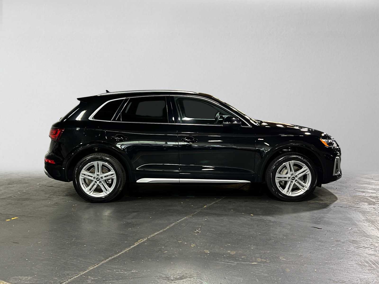 Used 2024 Audi Q5 e Premium w/ Convenience Package AWD/4WD image 2