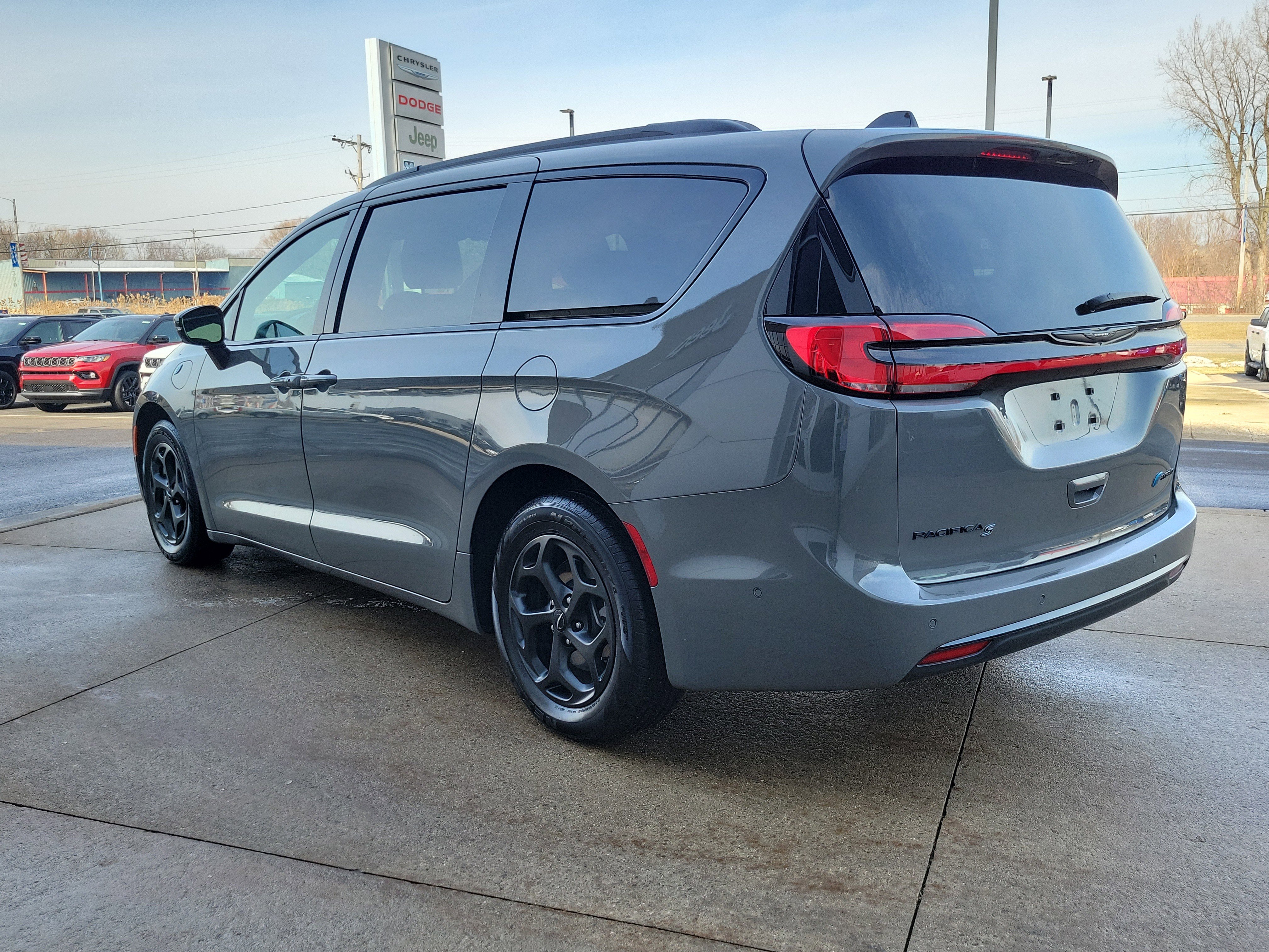 Used 2025 Chrysler Pacifica Premium image 3