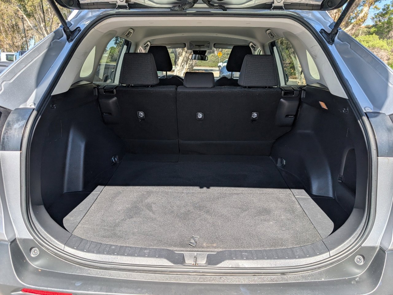 Used 2020 Toyota RAV4 LE image 9