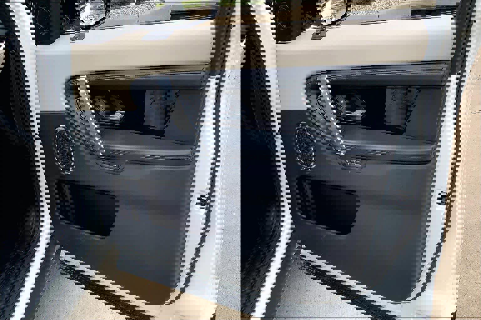 Used 2020 Land Rover Discovery Sport SE image 22