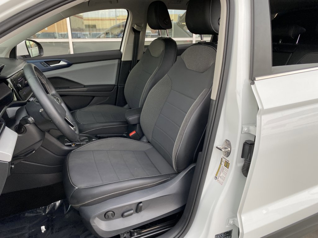 Used 2022 Volkswagen Taos SE w/ Panoramic Sunroof Package image 13