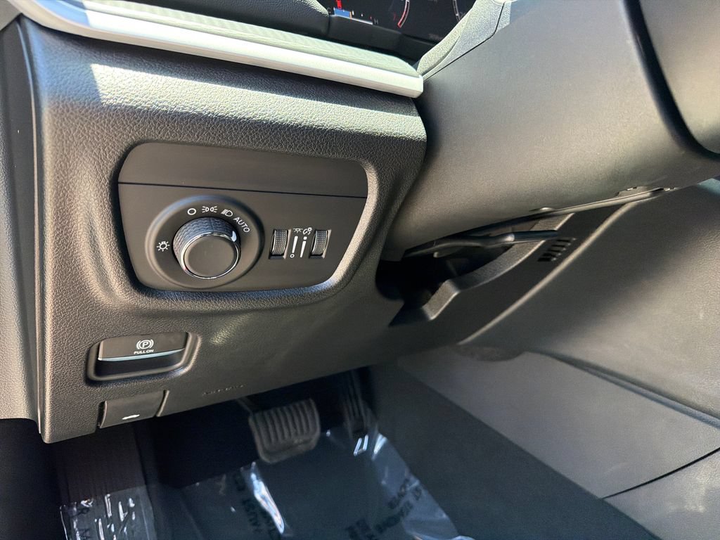 Used 2025 Jeep Grand Cherokee Altitude RWD image 20