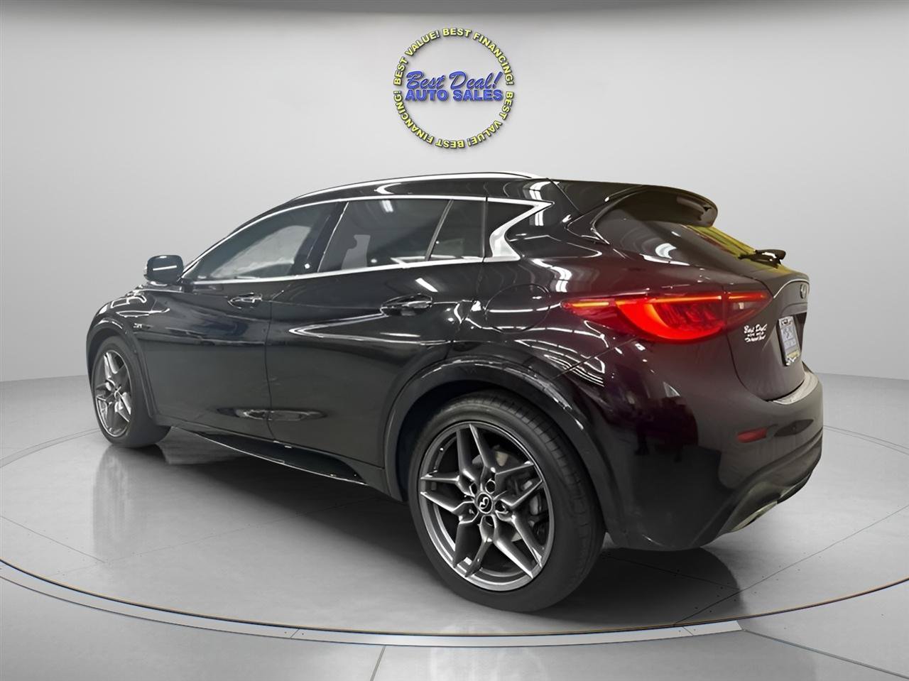 Used 2018 INFINITI QX30 Premium w/ Navigation Package FWD image 3