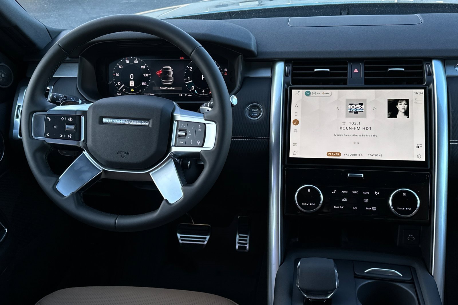 New 2025 Land Rover Discovery Dynamic SE image 13