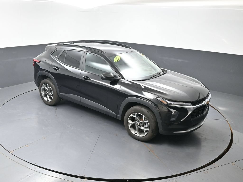 Used 2025 Chevrolet Trax LT FWD image 44