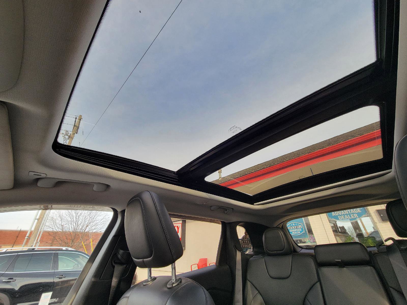 Used 2019 Jeep Cherokee Limited image 25