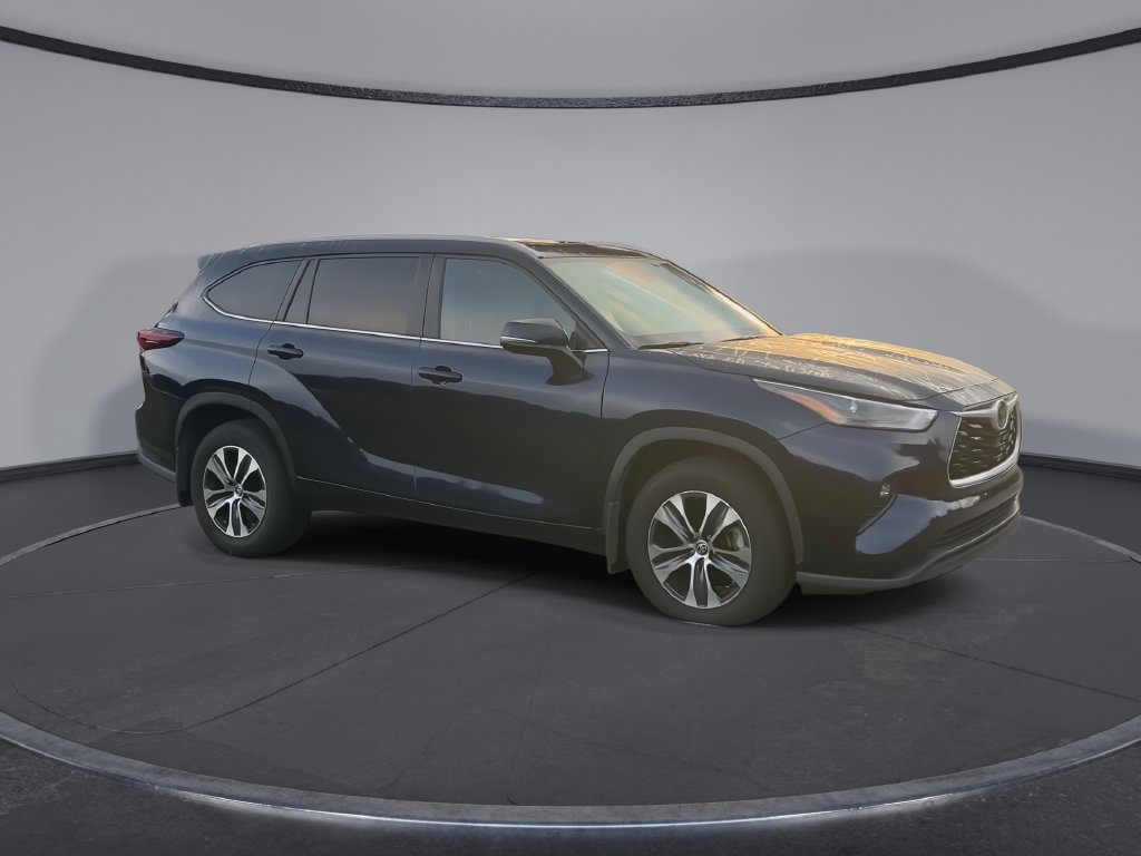 Used 2024 Toyota Highlander XLE FWD image 2