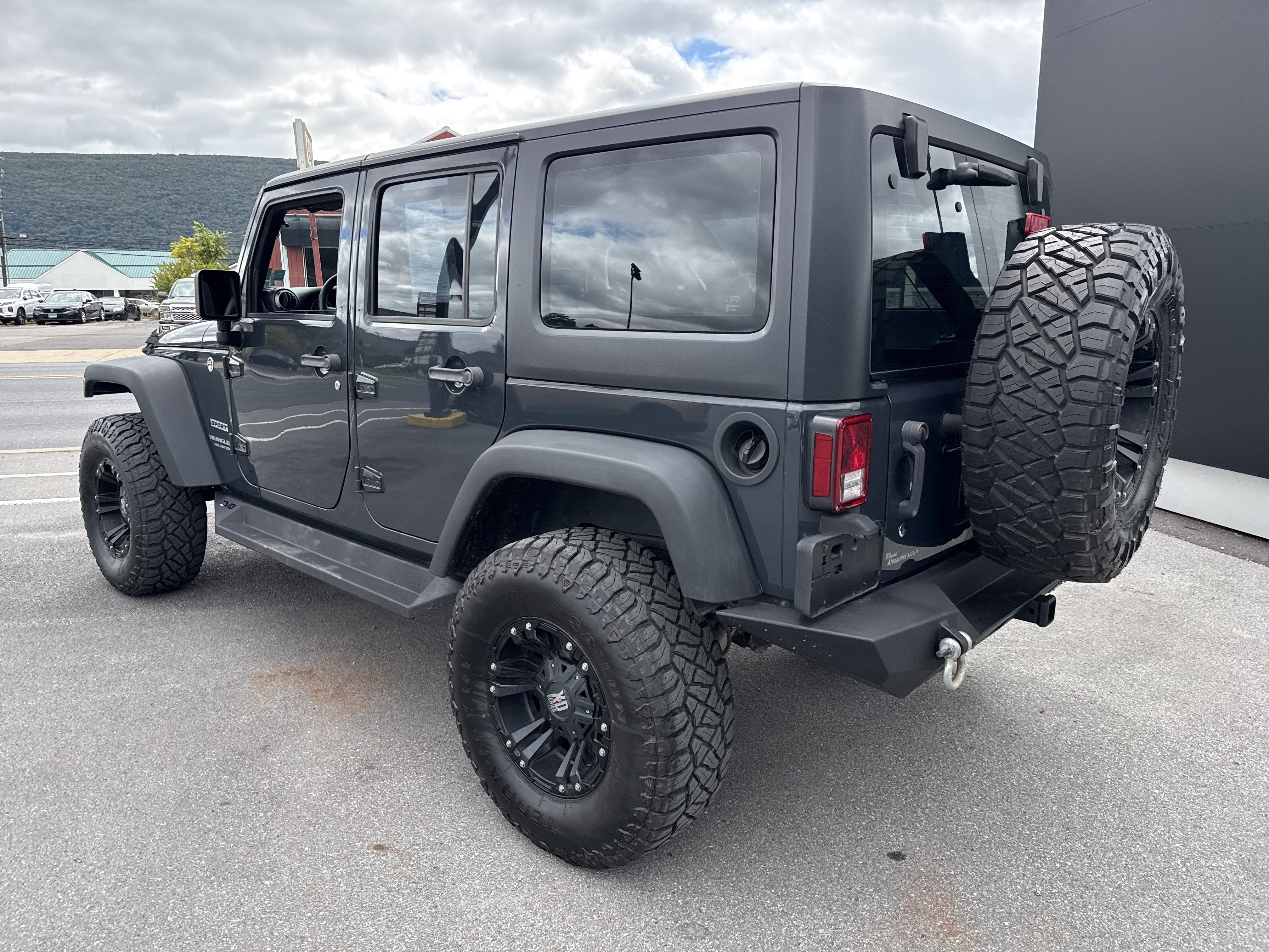 Used 2017 Jeep Wrangler Unlimited Sport w/ Connectivity Group AWD/4WD image 6