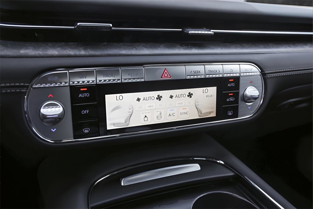 Used 2025 Genesis G90 3.5T image 18