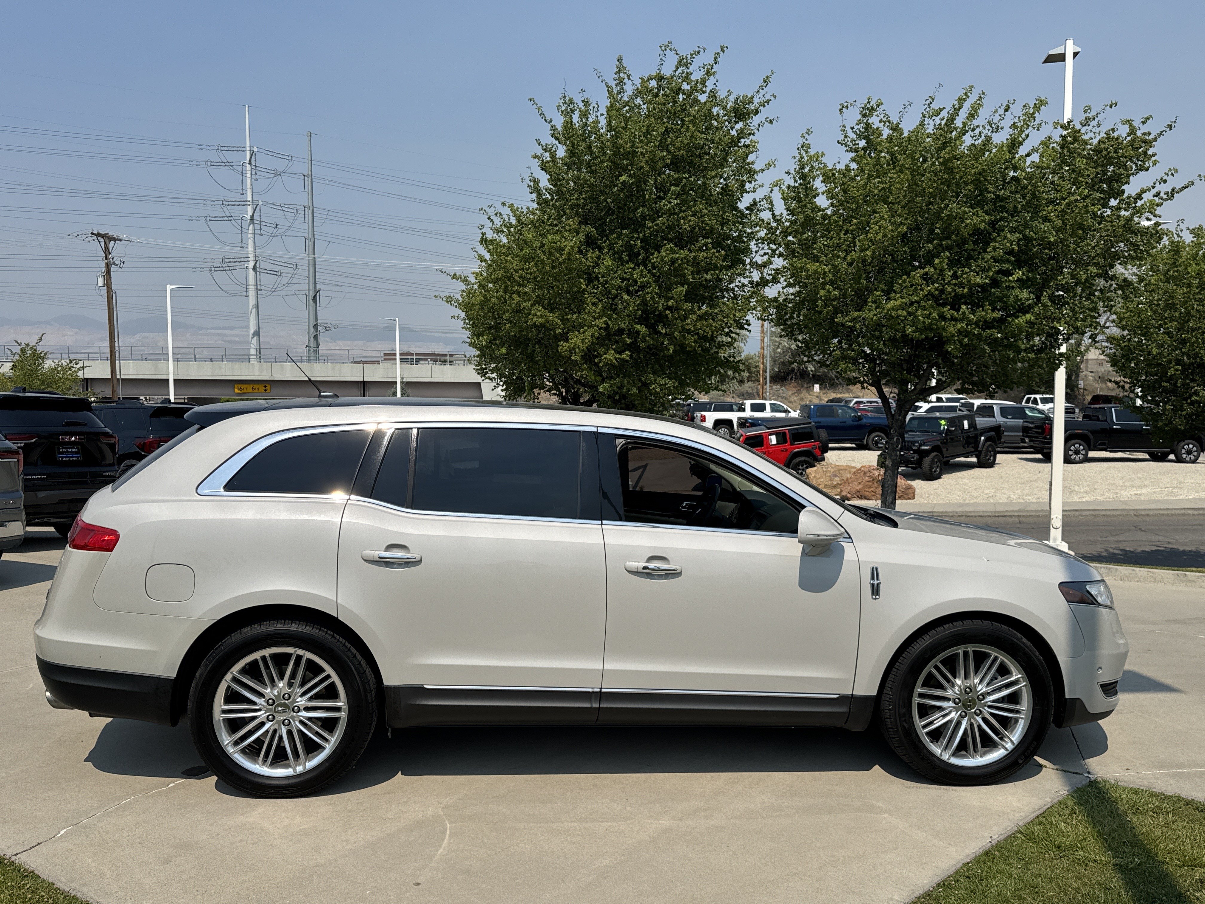 Used 2019 Lincoln MKT AWD image 5