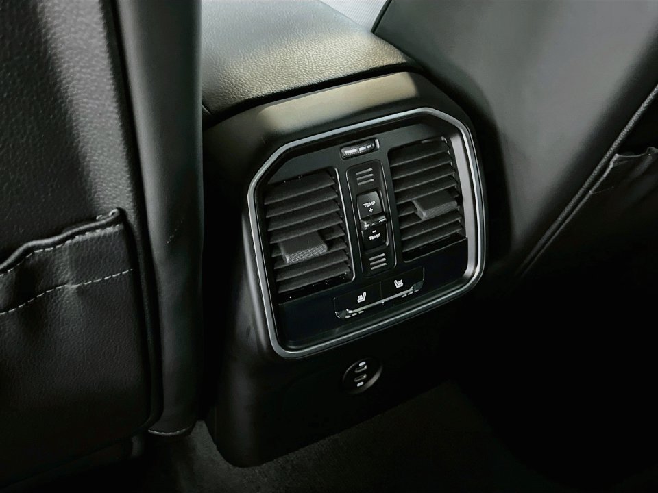 Certified 2026 Porsche Macan AWD/4WD image 27