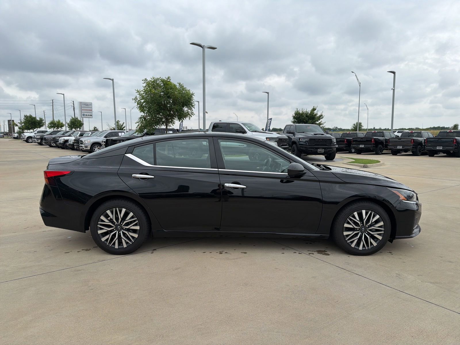 Used 2024 Nissan Altima 2.5 SV FWD image 6
