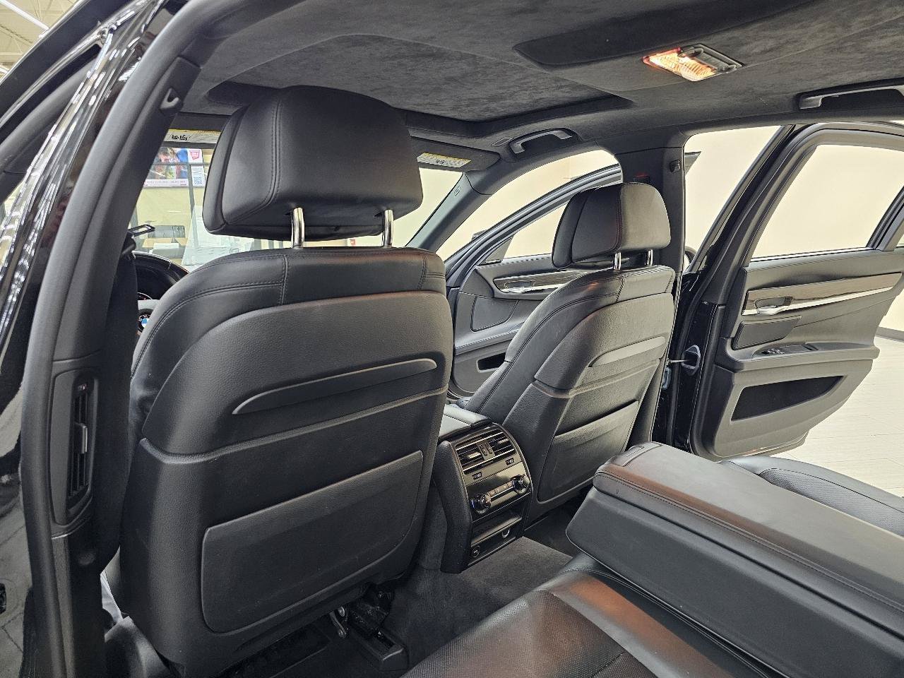 Used 2015 BMW 750i w/ M Sport Edition RWD image 27