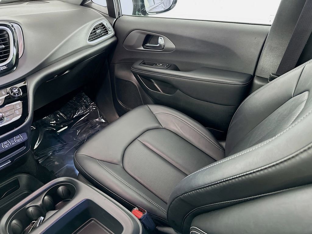 Certified 2025 Chrysler Pacifica Select image 30