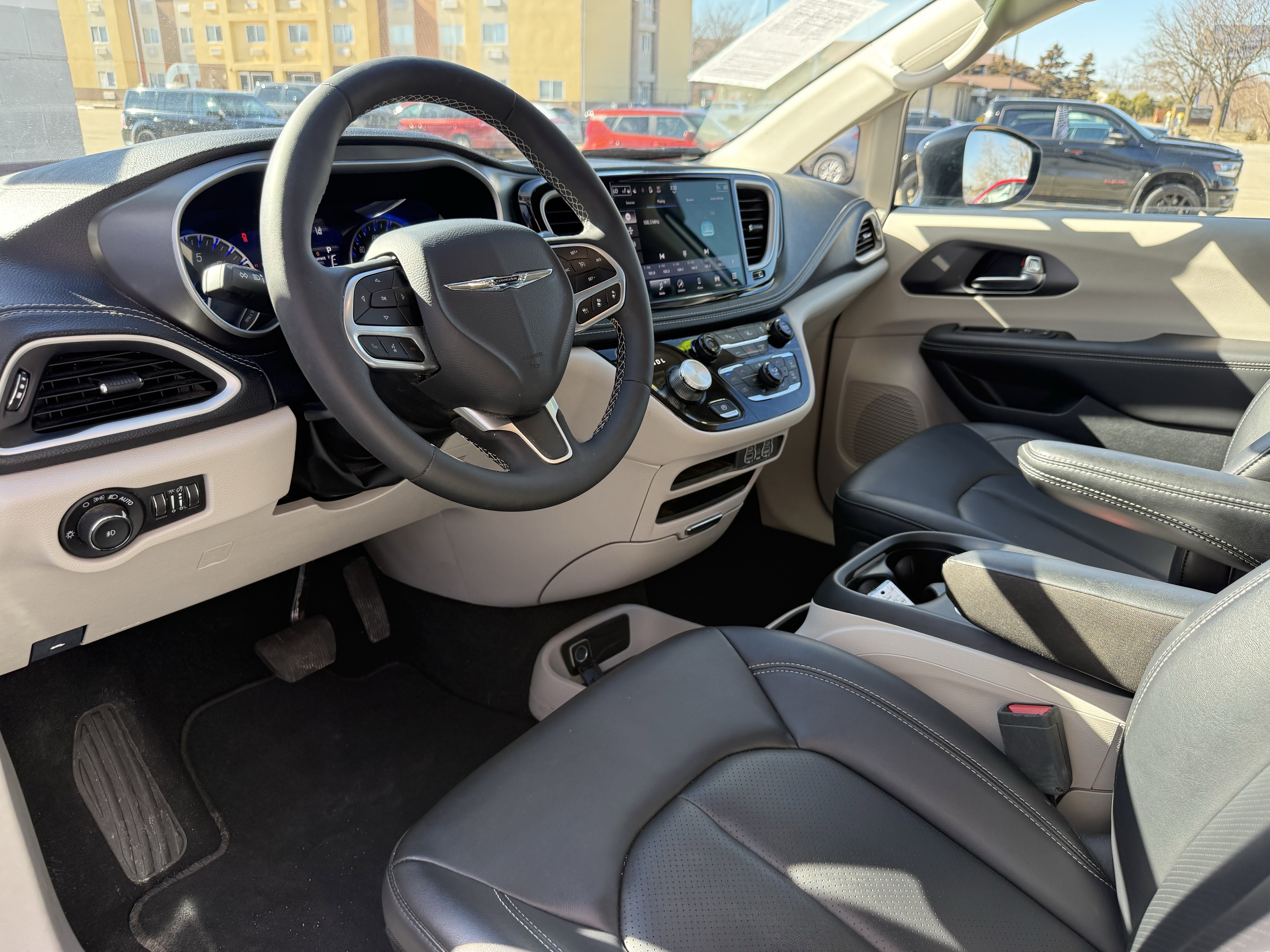 Used 2024 Chrysler Pacifica Touring-L image 12