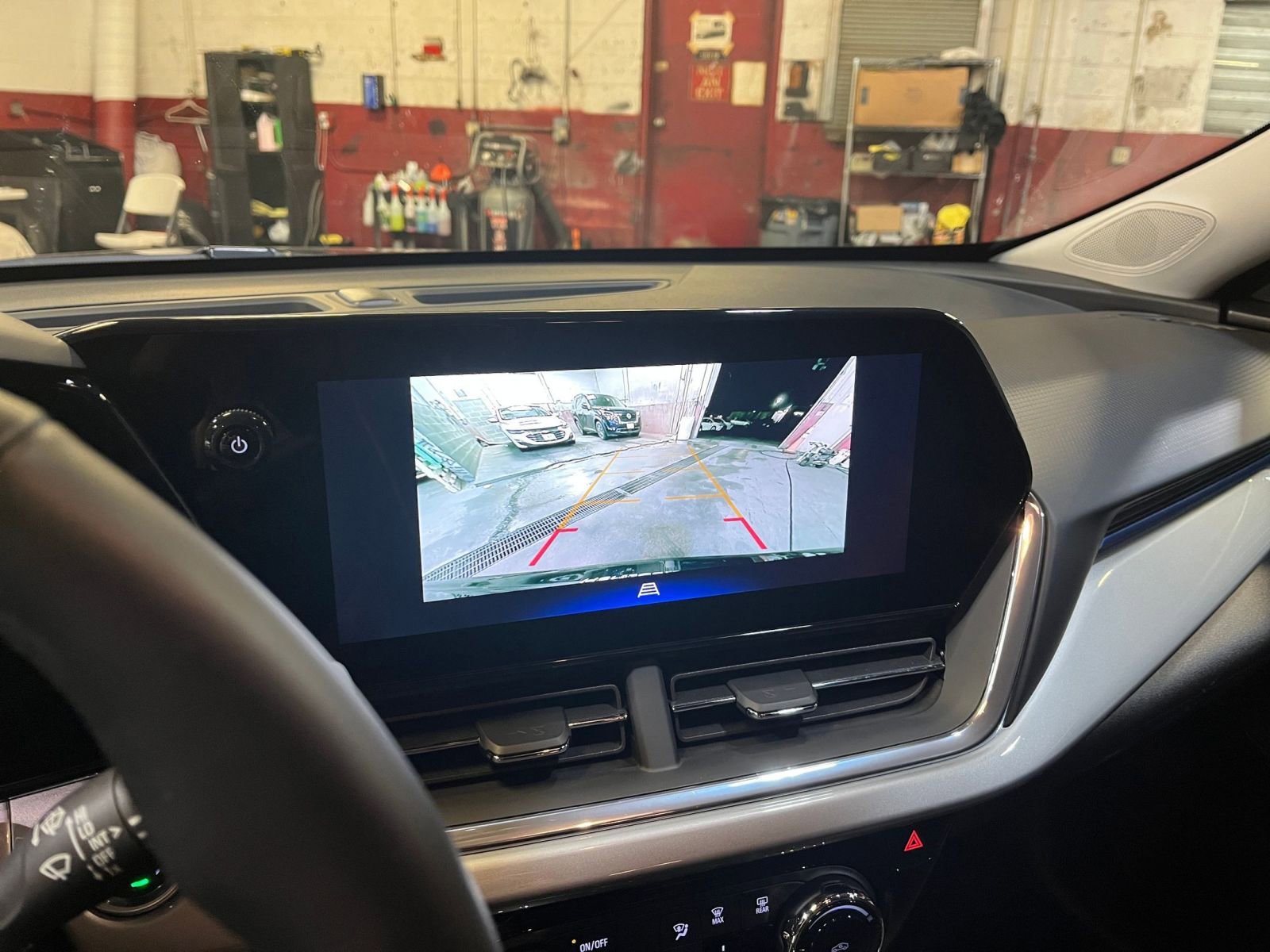 Used 2025 Chevrolet Trax LT w/ LT Convenience Package image 17