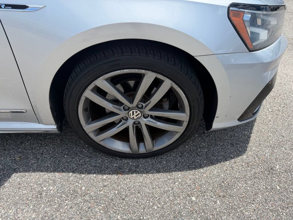 Used 2017 Volkswagen Passat 1.8T R-Line FWD image 4